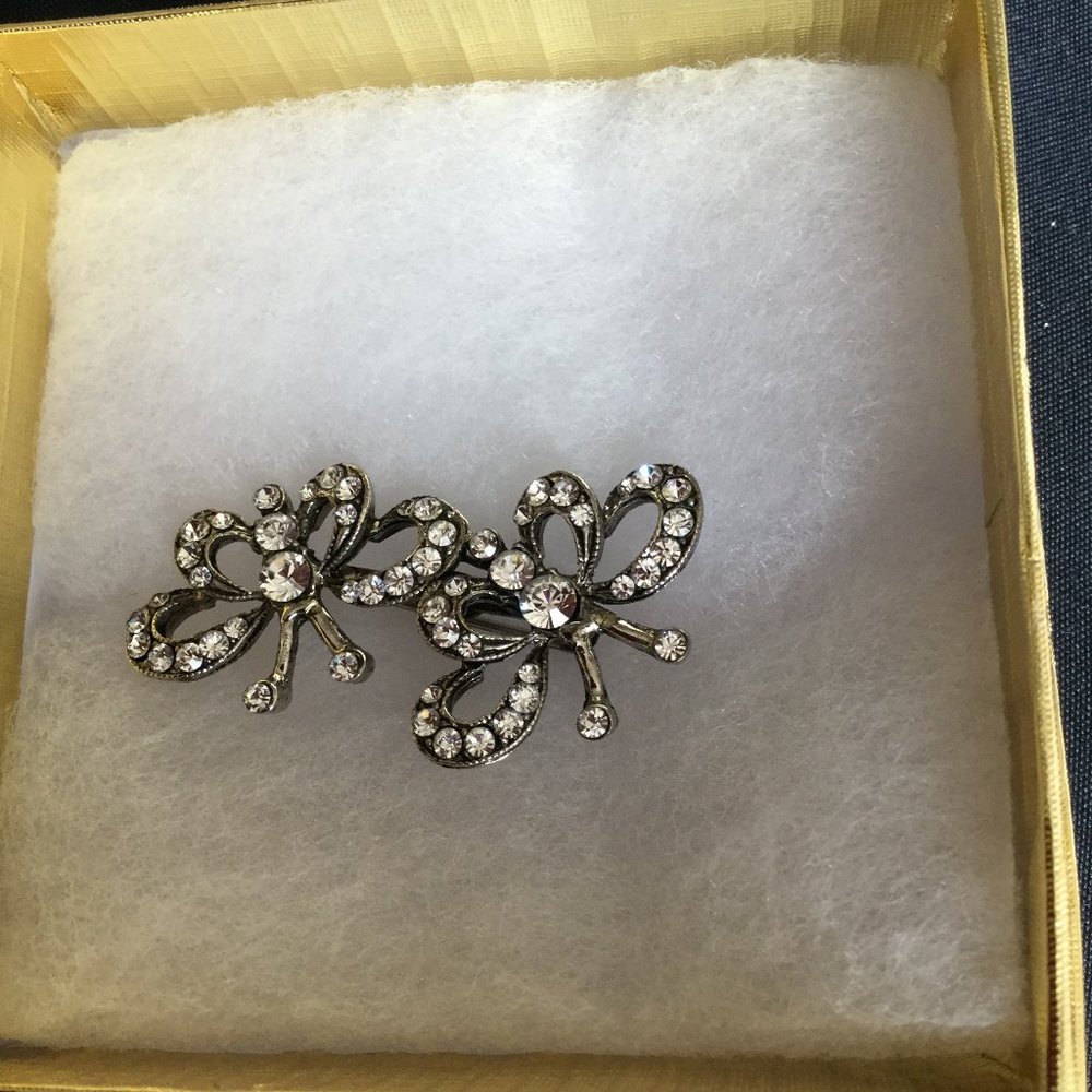 Siman Tu Rhinestone Pin